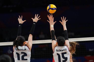 ISTANBUL, TURKIYE - 18 Haziran 2025: Da-Hyeon Lee ve Seon-Woo Lee, Güney Kore ve Kanada arasında oynanan Sinan Erdem Dome 'da oynanan VNL Havuzu karşılaşmasında