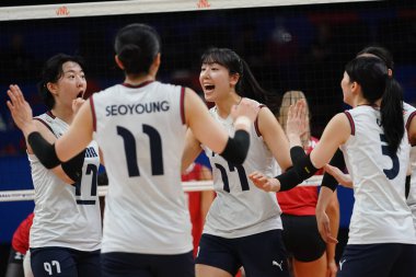 ISTANBUL, TURKIYE - 18 Haziran 2025: Güney Koreli oyuncular Sinan Erdem Kubbesi 'nde oynanan Kanada VNL Pool maçında puan puanını kutluyorlar