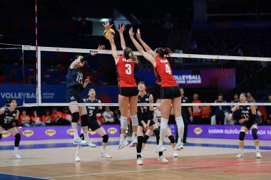 ISTANBUL, TURKIYE - 20 Haziran 2025: Britt Herbots ve Nathalie Lemmens Güney Kore - Belçika VNL Havuz Maçı sırasında Sinan Erdem Kubbesi 'nde