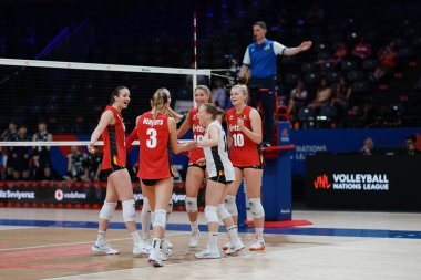 ISTANBUL, TURKIYE - 20 Haziran 2025: Güney Kore VNL Havuz Maçı sırasında Sinan Erdem Kubbesi 'nde skor puanını kutlayan Belçikalı oyuncular