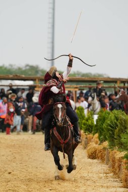 ISTANBUL, TURKIYE - 25 Mayıs 2025: Etnospor Kültür Festivali 'nde binicilik gösterisi