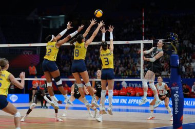 ISTANBUL, TURKIYE - 20 Haziran 2025: Julia Kudiess ve Macris Carneiro, Sinan Erdem Dome 'da oynanan Brezilya vs Brezilya VNL Havuz Maçı' nda