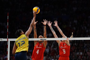 ISTANBUL, TURKIYE - 22 Haziran 2025: Ana Cristina de Souza, Sinan Erdem Kubbesi 'nde oynanan Türkiye-Brezilya VNL Havuz maçı sırasında