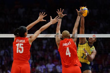 ISTANBUL, TURKIYE - 22 Haziran 2025: Deniz Uyanik ve Melissa Vargas, Sinan Erdem Kubbesi 'nde oynanan Türkiye-Brezilya VNL Havuz maçı sırasında çatışmada