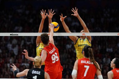 ISTANBUL, TURKIYE - 22 Haziran 2025: Ebrar Karakurt, Sinan Erdem Kubbesi 'nde oynanan Türkiye-Brezilya VNL Havuz maçı sırasında eylem halinde