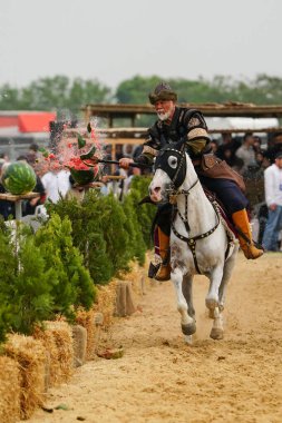 ISTANBUL, TURKIYE - 25 Mayıs 2025: Etnospor Kültür Festivali 'nde binicilik gösterisi