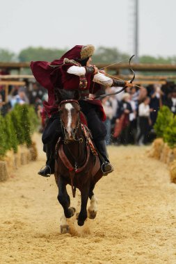 ISTANBUL, TURKIYE - 25 Mayıs 2025: Etnospor Kültür Festivali 'nde binicilik gösterisi