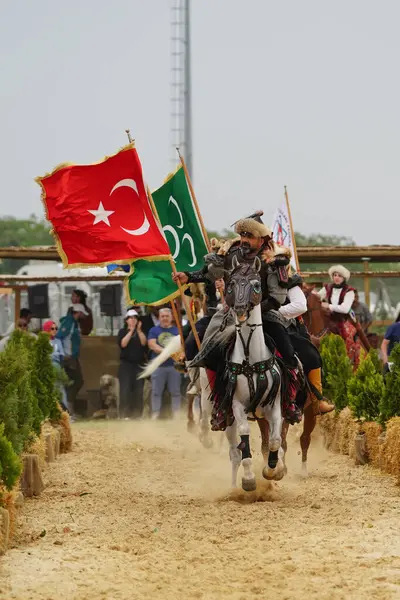 ISTANBUL, TURKIYE - 25 Mayıs 2025: Etnospor Kültür Festivali 'nde binicilik gösterisi