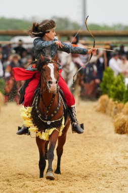 ISTANBUL, TURKIYE - 25 Mayıs 2025: Etnospor Kültür Festivali 'nde binicilik gösterisi