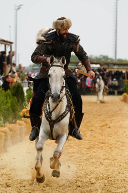 ISTANBUL, TURKIYE - 25 Mayıs 2025: Etnospor Kültür Festivali 'nde binicilik gösterisi