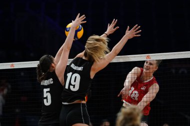 ISTANBUL, TURKIYE - 22 Haziran 2025: Sinan Erdem Kubbesi 'nde oynanan Belçika-Kanada VNL Havuz maçı sırasında Çay Radoviç ve Silke Van Avermaet