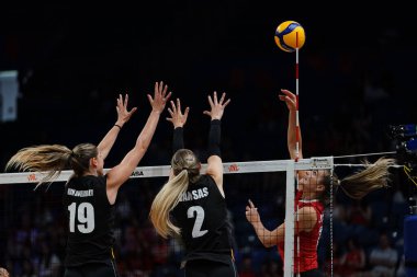 ISTANBUL, TURKIYE - 22 Haziran 2025: Silke Van Avermaet ve Elise Van Sas, Sinan Erdem Kubbesi 'nde oynanan Belçika-Kanada VNL Havuzu karşılaşmasında