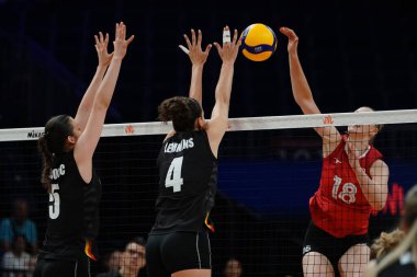 ISTANBUL, TURKIYE - 22 Haziran 2025: Sinan Erdem Kubbesi 'nde oynanan Belçika-Kanada VNL Havuz Maçı sırasında Çay Radoviç ve Nathalie Lemmens