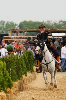 ISTANBUL, TURKIYE - 25 Mayıs 2025: Etnospor Kültür Festivali 'nde binicilik gösterisi