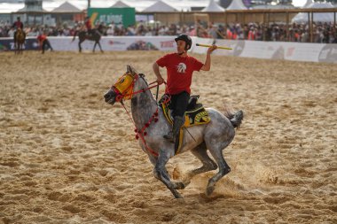 İSTANBUL, TURKIYE - 24 Mayıs 2025: Etnospor Kültür Festivali sırasında Gürcü atlı ciriti