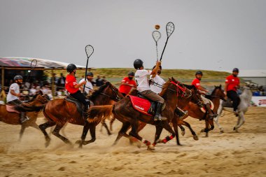 ISTANBUL, TURKIYE - 25 Mayıs 2025: Gürcü atlılar Etnospor Kültür Festivali sırasında Tskhenburti 'de oynuyorlar