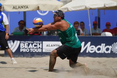 ANTALYA, TURKIYE - 14 Haziran 2025: Alanya 'daki Dünya Sahili Pro Tour Yarışması sırasında tanımlanamayan sporcu