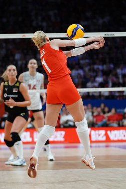 ISTANBUL, TURKIYE - 19 Haziran 2025: Hatice Gizem Orge, Sinan Erdem Kubbesi 'nde oynanan Türkiye-VNL karşılaşmasında