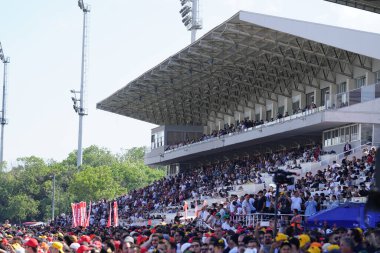 İSTANBUL, TURKIYE - 29 Haziran 2025: Gazi Yarışı sırasında Velifendi Yarış Sahasında İnsanlar