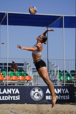 ANTALYA, TURKIYE - 11 Haziran 2025: Türkiye 'nin Alanya kentindeki World Beach Pro Tour Challenge sırasında tanımlanamayan sporcu