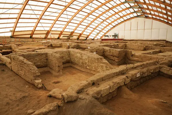 KONYA, TURKIYE - HAZİRAN 01, 2025: Konya 'da Katalhoyuk Neolitik İlköğretim Şehri