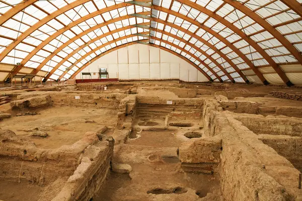 KONYA, TURKIYE - HAZİRAN 01, 2025: Konya 'da Katalhoyuk Neolitik İlköğretim Şehri