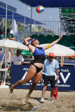 ANTALYA, TURKIYE - 11 Haziran 2025: Türkiye 'nin Alanya kentindeki World Beach Pro Tour Challenge sırasında tanımlanamayan sporcu