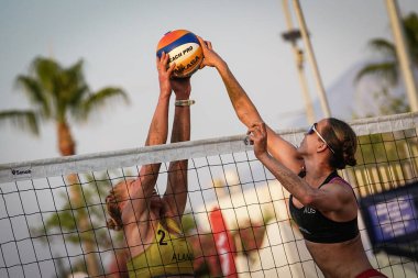 ANTALYA, TURKIYE - 12 Haziran 2025: Alanya 'daki World Beach Pro Tour Challenge sırasında tanımlanamayan sporcu
