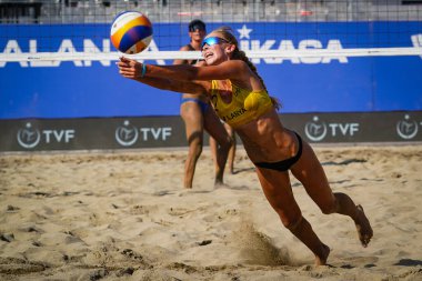 ANTALYA, TURKIYE - 12 Haziran 2025: Alanya 'daki World Beach Pro Tour Challenge sırasında tanımlanamayan sporcu