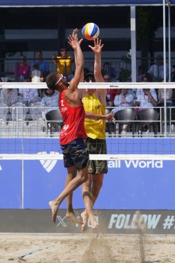 ANTALYA, TURKIYE - 12 Haziran 2025: Alanya 'daki World Beach Pro Tour Challenge sırasında tanımlanamayan sporcu