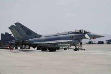 KONYA, TURKIYE - 02 Temmuz 2025: Anadolu Kartal Hava Kuvvetleri Tatbikatı sırasında Konya Havalimanı 'nda savaş uçakları