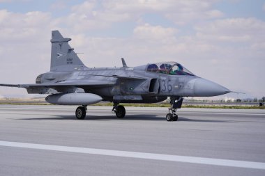 KONYA, TURKIYE - Temmuz 02, 2025: Macaristan Hava Kuvvetleri Saab JAS-39C Gripen (39-3307) Anadolu Kartal Hava Kuvvetleri Tatbikatı sırasında Konya Havalimanı 'nda sergilendi