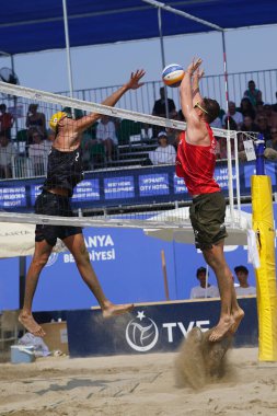 ANTALYA, TURKIYE - 15 Haziran 2025: Alanya 'da düzenlenen Dünya Sahili Pro Tour Yarışması sırasında tanımlanamayan sporcu