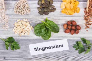 Yazıt magnezyum ve içinde doğal magnezyum ve diğer vitamin ve mineraller bulunan sağlıklı besinler.