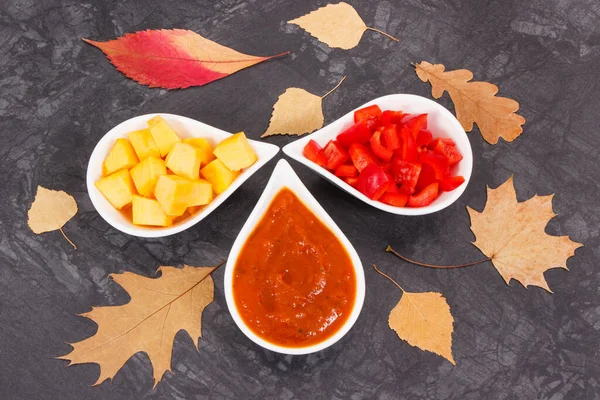 Čerstvě Připravená Dýňová Omáčka Nebo Kečup Ingrediencemi Podzimními Listy — Stock fotografie