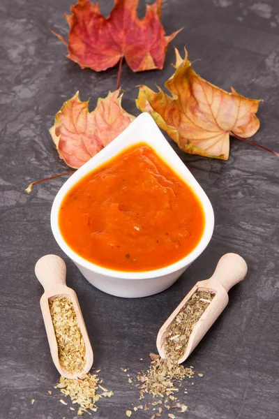 Świeże Domowe Ketchup Dyni Lub Sos Przyprawami Liści Jesiennych — Zdjęcie stockowe