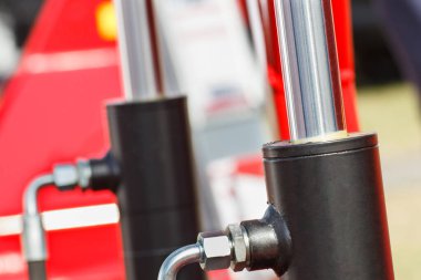 Makinedeki endüstriyel hidrolik ve pnömatik mekanizmanın bir parçası olarak piston ya da aktüatör. Makine ve teknoloji.