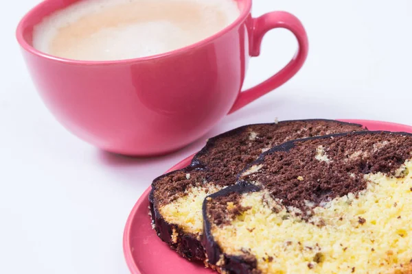 ココアと酵母ケーキの新鮮な焼きたての作品 カプチーノのカップ おいしいデザート — ストック写真