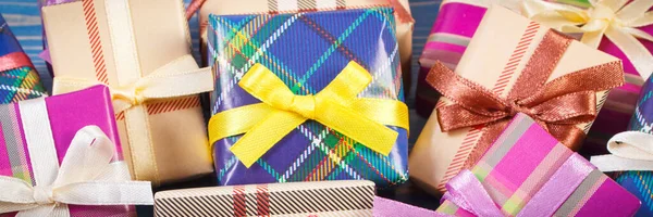 Verpakte Kleurrijke Geschenken Met Linten Voor Kerstmis Valentijnsdag Verjaardag Andere — Stockfoto