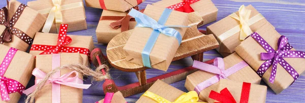 Houten Slee Ingepakte Geschenken Met Kleurrijke Linten Voor Kerstmis Andere — Stockfoto