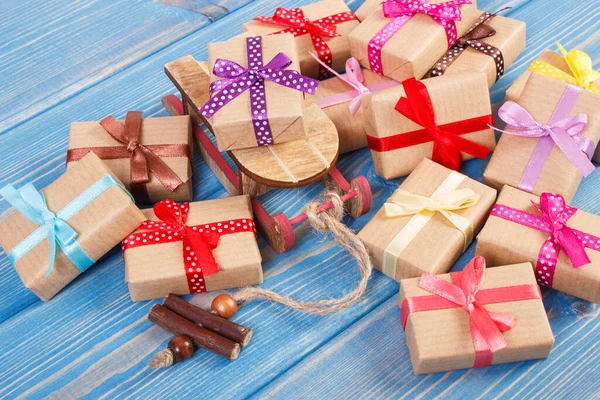 木制雪橇 用五彩缤纷的缎带包裹礼物 作为圣诞或其他庆祝活动的礼物 放在旧木板上 — 图库照片