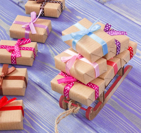 Cadeaux Bois Traîneau Enveloppé Avec Des Rubans Colorés Pour Noël — Photo