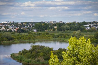 Poznan, Polonya - 08 Ağustos 2022: Poznan 'daki Szachty kulesinden görüldü. Sakin ve huzurlu bir mahallede rahatla.