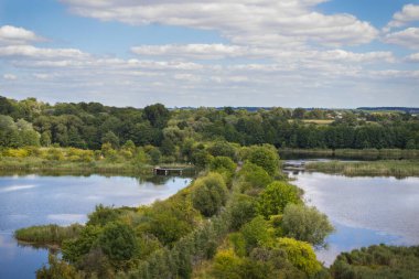 Poznan, Polonya - 08 Ağustos 2022: Poznan 'daki Szachty gözlem kulesinden görüldü. Sakin ve huzurlu bir mahallede rahatla.