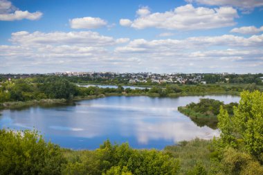 Poznan, Polonya - 08 Ağustos 2022: Poznan 'daki Szachty gözlem kulesinden görüldü. Sakin ve huzurlu bir mahallede rahatla.