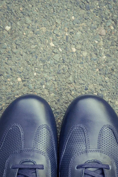 Удобная Повседневная Синяя Кожаная Обувь Мужчин Асфальтовой Дороге Пешеходной Дорожке — стоковое фото