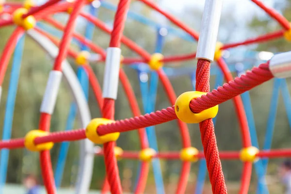 Piros Kötél Mint Háló Mászáshoz Játszótéren Gyerekek Játszanak Sportolnak — Stock Fotó