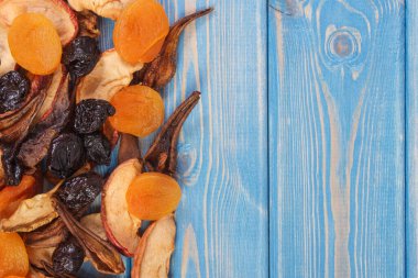 Kurumuş meyve kompostosu hazırlamak için kurutulmuş malzemeler tahtalarda yatar, sağlıklı beslenme, metin veya yazı için kopyalama alanı