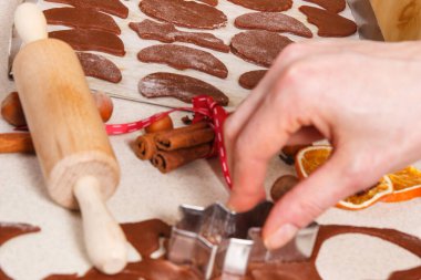 Çerez kesici hamur hazırlık Noel çerezleri veya gingerbread, şenlikli bir zaman kavramı ile