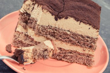 Farklı katmanlı taze kremalı tiramisu keki. Kutlamalar için lezzetli tatlı kavramı